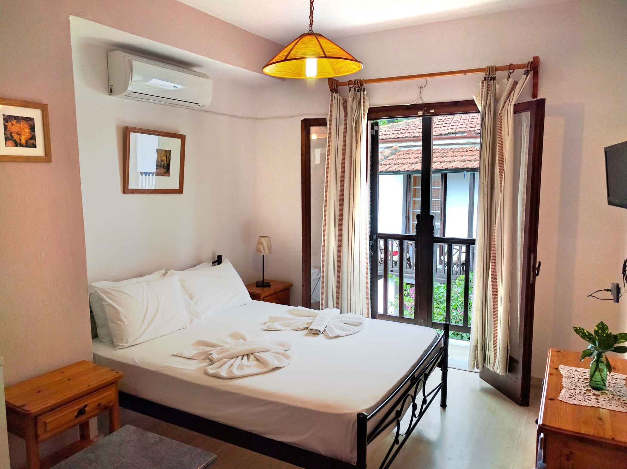 Bedroom with a king size bed with AC air conditioning and flat-screen TV